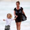Bronx Wentz se promene avec sa grand mere Tina Simpson sur une plage a Hawaii, le 26 decembre 2012. 