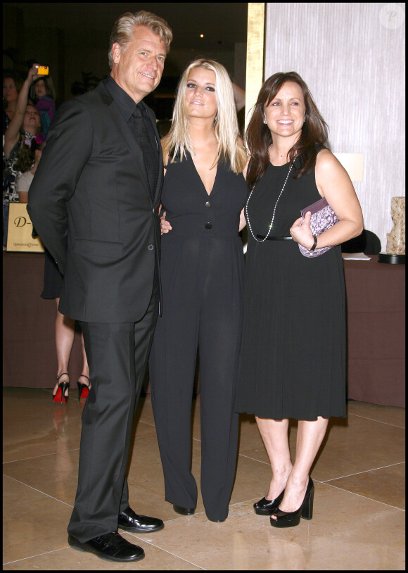 Jessica Simpson et ses parents Tina et Joe - 8ème Smile Gala au Hilton Hotel de Beverly Hills, le 2 octobre 2009