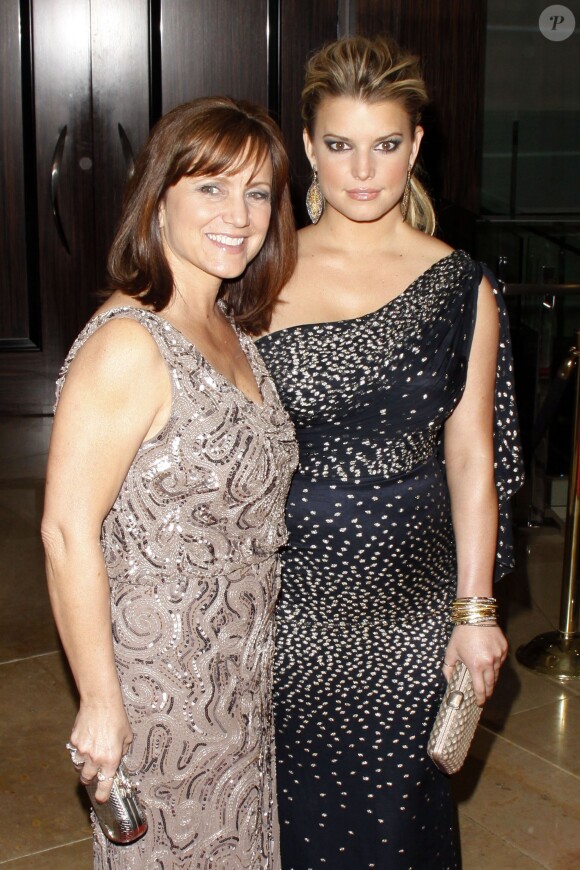 Jessica Simpson et sa mère Tina Simpson - Gracie Awards Gala au Beverly Hilton Hotel de Beverly Hills, Los Angeles, le 25 mai 2010-