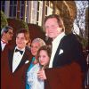 Angelina Jolie avec son père Jon Voight, son frère James Haven et sa grand-mère Barbara à Los Angeles le 1er avril 1986