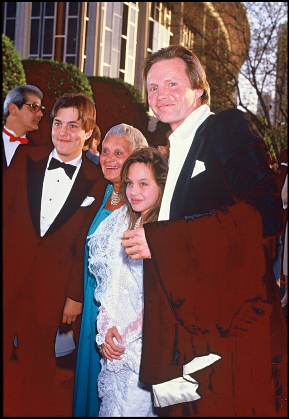 Angelina Jolie avec son père Jon Voight, son frère James Haven et sa grand-mère Barbara à Los Angeles le 1er avril 1986