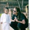 Angelina Jolie et son fils Maddox à Beverly Hills en 2003