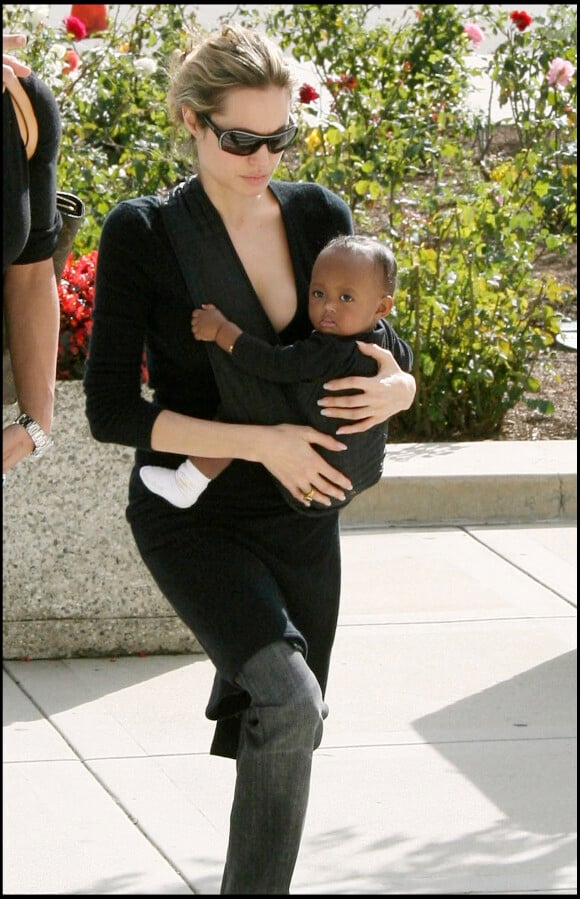 Angelina Jolie et sa fille Zahara à Los Angeles en 2005