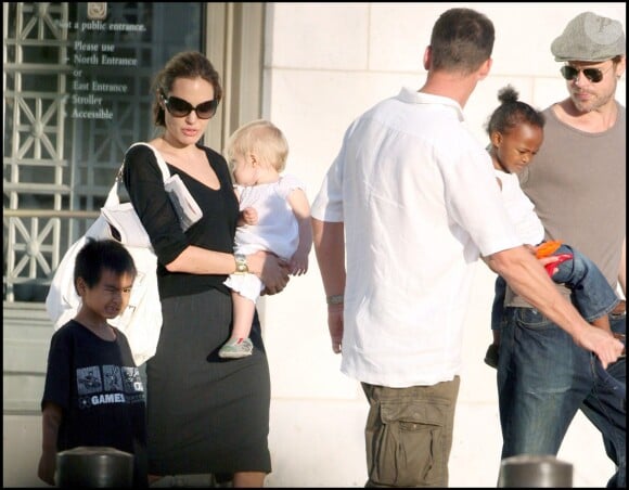 Brad Pitt avec Zahara, Angelina Jolie avec Shiloh et Maddox, à Chicago en 2007