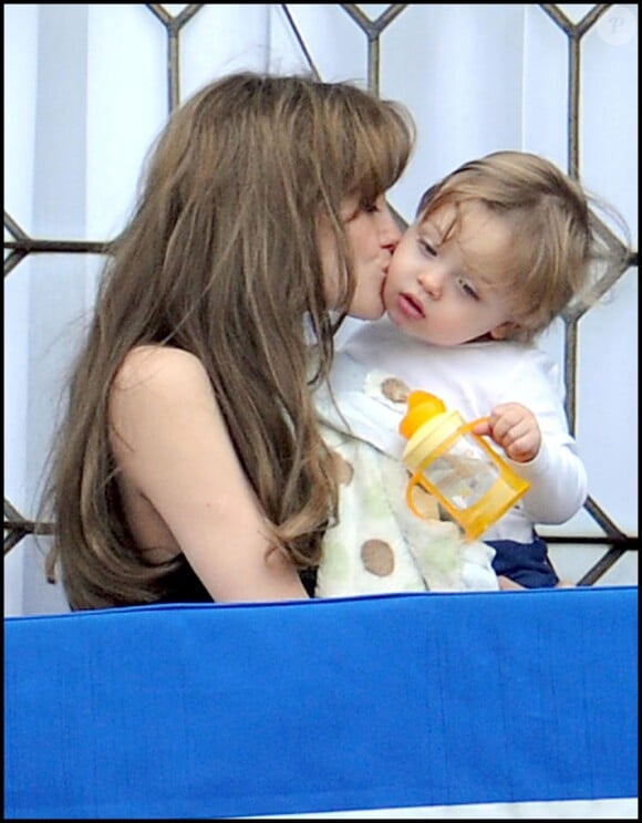 Angelina Jolie et sa fille Vivienne à Rome le 25 mars 2010