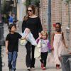 Angelina Jolie se promenant avec ses enfants à La Nouvelle-Orléans le 11 mars 2012