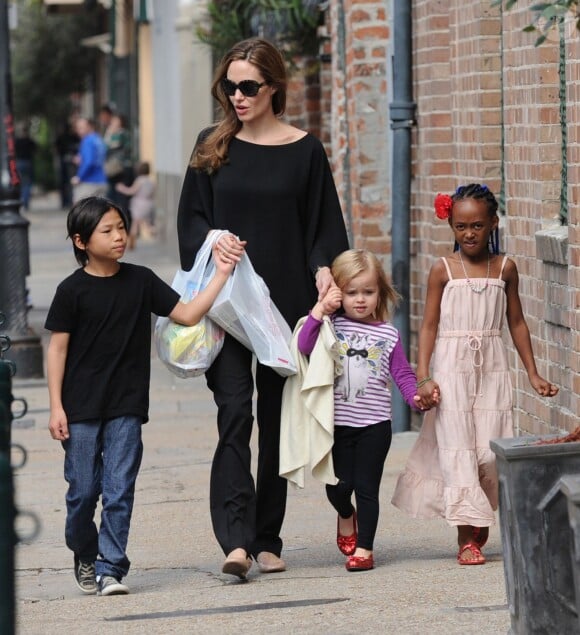 Angelina Jolie se promenant avec ses enfants à La Nouvelle-Orléans le 11 mars 2012
