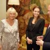 La duchesse de Cornouailles, Camilla Parker Bowles, reçoit Angelina Jolie et William Hague à Clarence House le 12 juin 2014 pour parler de la campagne contre les violences sexuelles dans les zones de guerre 