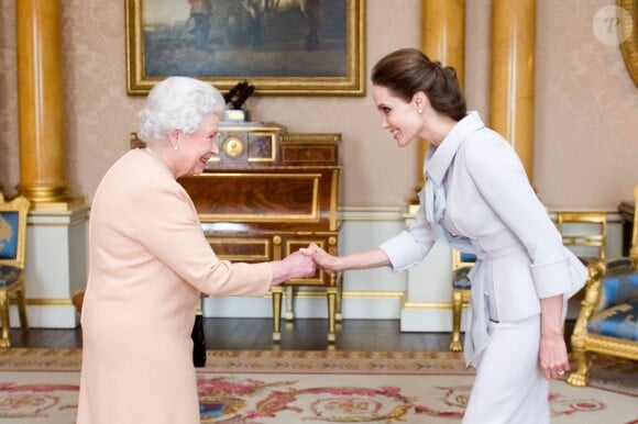 Angelina Jolie a été décorée du titre de Dame grand-croix de l'ordre de St Michael et St George pour son engagement contre les violences faites aux femmes en temps de guerre, la plus haute distinction civile du Royaume-Uni, au palais de Buckingham à Londres. Le 10 octobre 2014 
