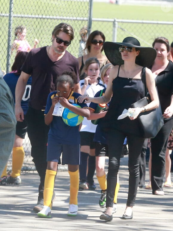 Exclusif - Brad Pitt et Angelina Jolie, très amoureux, assistent au match de football de leurs filles Shiloh (qui se fait désormais appeler John) et Zahara à Los Angeles, le 14 mars 2015.