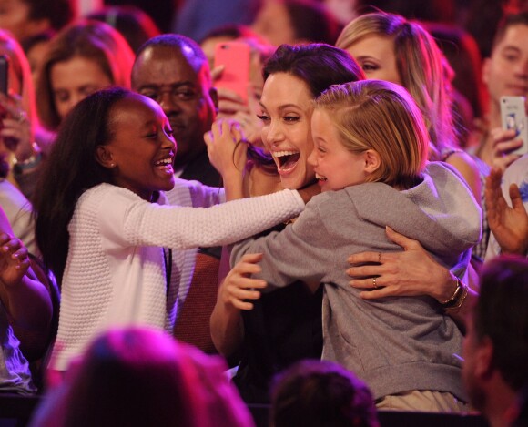 Zahara Marley Jolie-Pitt, Angelina Jolie et Shiloh Nouvel Jolie-Pitt lors des Kids Choice Awards à Los Angeles le 28 mars 2015