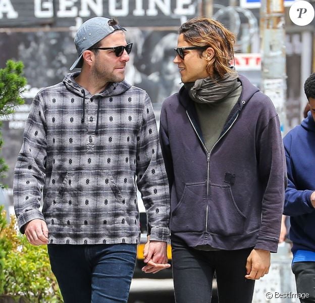 Exclusif - Zachary Quinto se prom&egrave;ne, main dans la main, avec son petit ami Miles McMillan dans les rues de New York, le 4 juin 2015