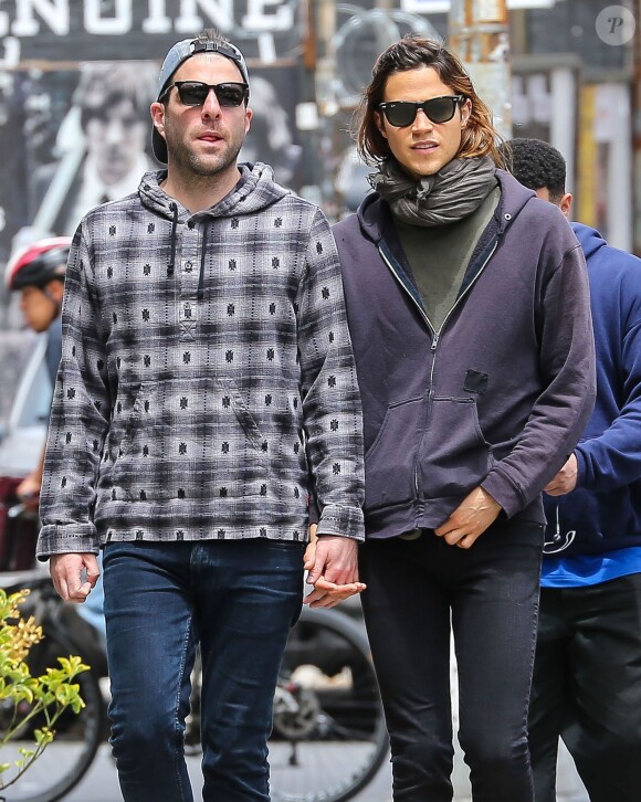 Exclusif - Zachary Quinto se promène avec son petit ami Miles McMillan dans les rues de New York, le 4 juin 2015 