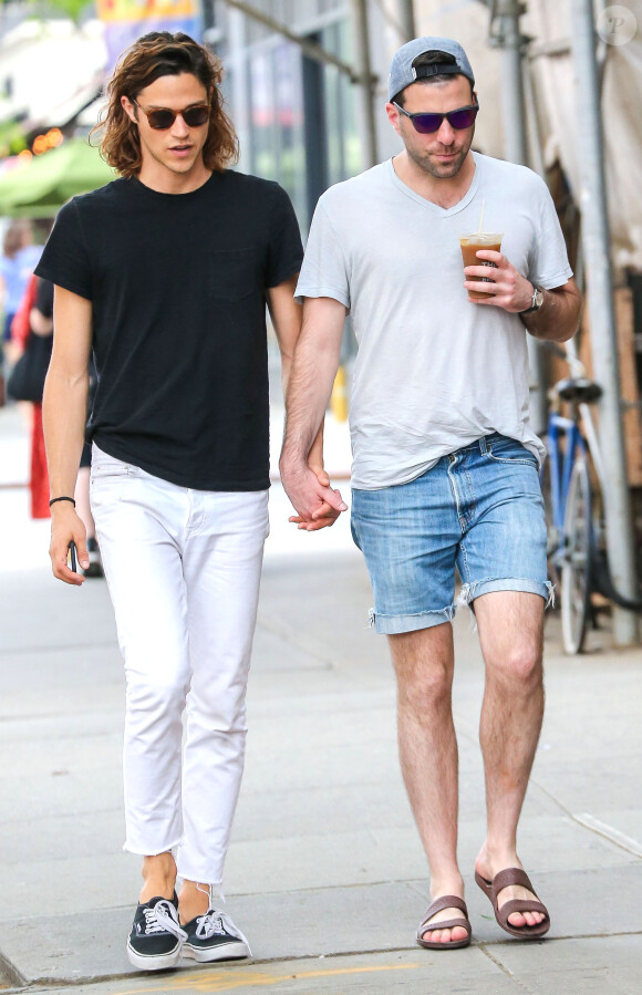 Zachary Quinto ("Star Trek") se promène, main dans la main, avec son compagnon Miles McMillan à New York, le 28 mai 2015 