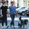 Zachary Quinto et son petit ami Miles McMillan se promènent en amoureux avec leurs chiens dans les rues de New York, le 14 mai 2015 