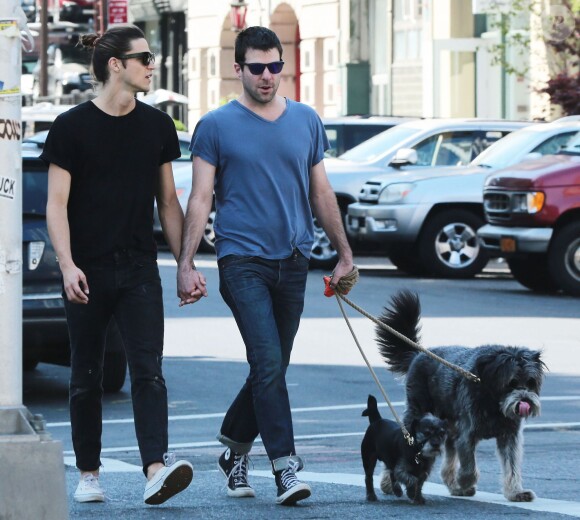 Zachary Quinto et son petit ami Miles McMillan se promènent en amoureux avec leurs chiens dans les rues de New York, le 14 mai 2015 