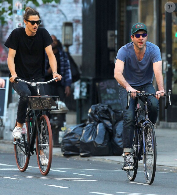 Exclusif - Zachary Quinto et son petit ami Miles McMillan font du vélo dans les rues de New York, le 14 mai 2015