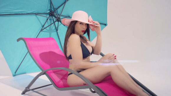 Kim (Les Marseillais) : Bimbo en bikini dans son premier clip, ''Sans vous''