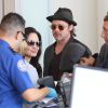 Brad Pitt, sa femme Angelina Jolie prennent l'avion à l'aéroport de Los Angeles pour venir passer quelques jours dans leur propriété de Miraval, le 6 juin 2015.