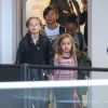 Vivienne, Shiloh et Pax - Brad Pitt, sa femme Angelina Jolie et leurs enfants Maddox, Pax, Zahara, Shiloh, Vivienne et Knox prennent l'avion à l'aéroport de Los Angeles pour venir passer quelques jours dans leur propriété de Miraval, le 6 juin 2015.