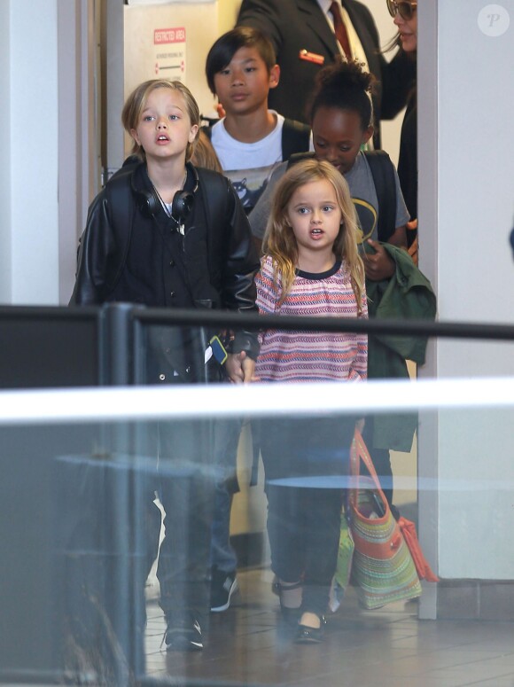 Vivienne, Shiloh et Pax - Brad Pitt, sa femme Angelina Jolie et leurs enfants Maddox, Pax, Zahara, Shiloh, Vivienne et Knox prennent l'avion à l'aéroport de Los Angeles pour venir passer quelques jours dans leur propriété de Miraval, le 6 juin 2015.