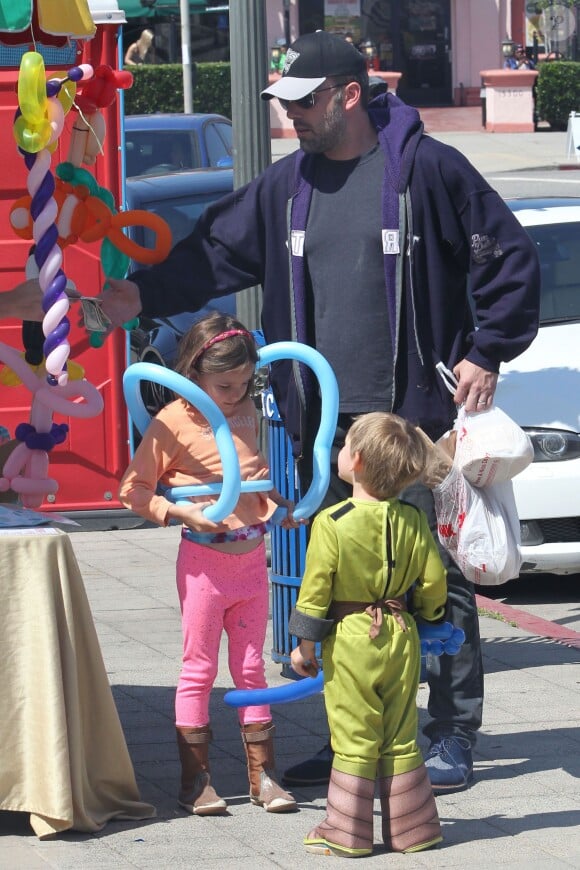 Ben Affleck fait du shopping avec Jennifer Garner et leurs enfants Seraphina et Samuel au Farmers Market de Pacific Palisades, Los Angeles, le 7 juin 2015.
