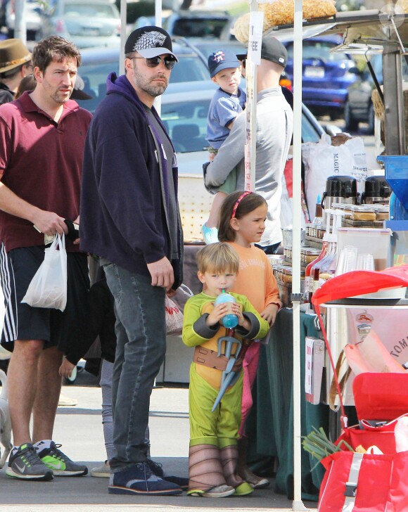 Ben Affleck avec les enfants Seraphina et Samuel au Farmers Market de Pacific Palisades, le 7 juin 2015.