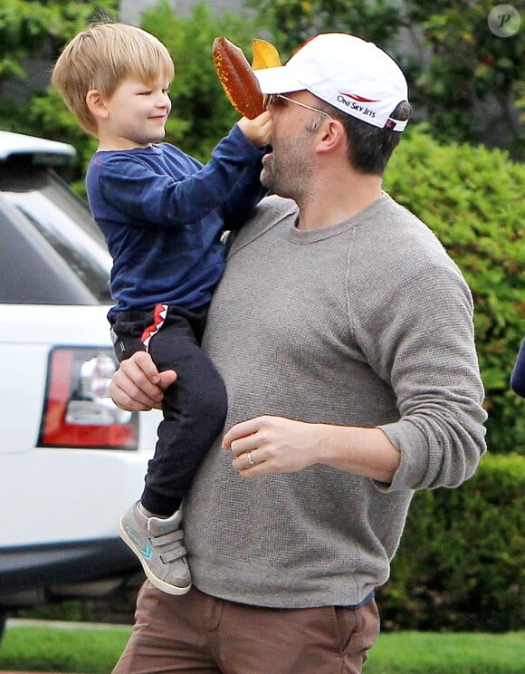 Ben Affleck et son fils Samuel à Brentwood, Los Angeles, le 2 juin 2015.
