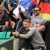 Le joueur de football Allemand Bastian Schweinsteiger assiste à la victoire de sa compagne Ana Ivanovic face à Elina Svitolina lors des Internationaux de France de Roland-Garros à Paris le 2 juin 2015.