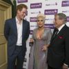 Le prince Harry rencontre Lady Gaga et Tony Bennett au Royal Albert Hall à Londres, le 8 juin 2015, avant leur représentation au profit de l'association WellChild, dont il est le parrain.