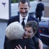 La reine Letizia d'Espagne embrasse la princesse Beatrix des Pays-Bas sous le regard du roi Felipe VI le 8 juin 2015 au monastère San Jeronimos el Real, à Madrid, à une messe en mémoire du prince Kardam de Bulgarie, deux mois après sa mort.