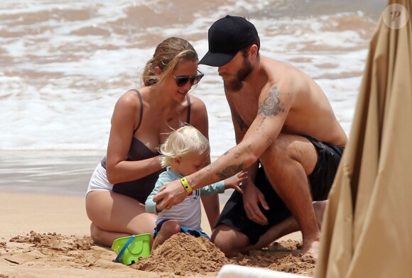 Teresa Palmer, son mari Mark Webber et leur fils Bodhi profitent d'une journée ensoleillée et en famille sur une plage de Maui, à Hawaï. Le 2 juin 2015.