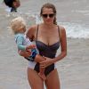 Teresa Palmer et son fils Bodhi profitent d'un après-midi ensoleillé sur une plage de Maui, à Hawaï, le 2 juin 2015.
