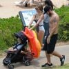 Teresa Palmer, son mari Mark Webber et leur fils Bodhi profitent d'une journée ensoleillée et en famille sur une plage de Maui, à Hawaï. Le 2 juin 2015.