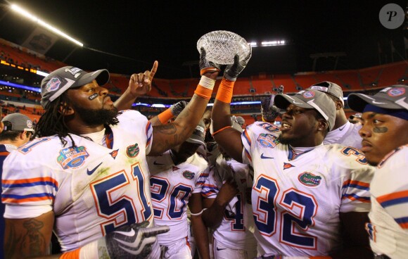 Brandon Spikes et ses coéquipiers de Florida après leur victoire sur Oklahoma en finale du BCS National Championship au Dolphin Stadium de Miami, le 8 janvier 2009