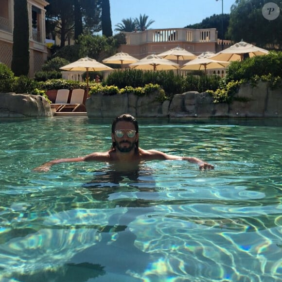 Thomas Vergara profite du soleil dans une sompteuse piscine. Nabilla, de son côté, a posté une photo d'elle en bikini, à Monaco. Les deux amants s'y sont peut-être retrouvés. Juin 2015.