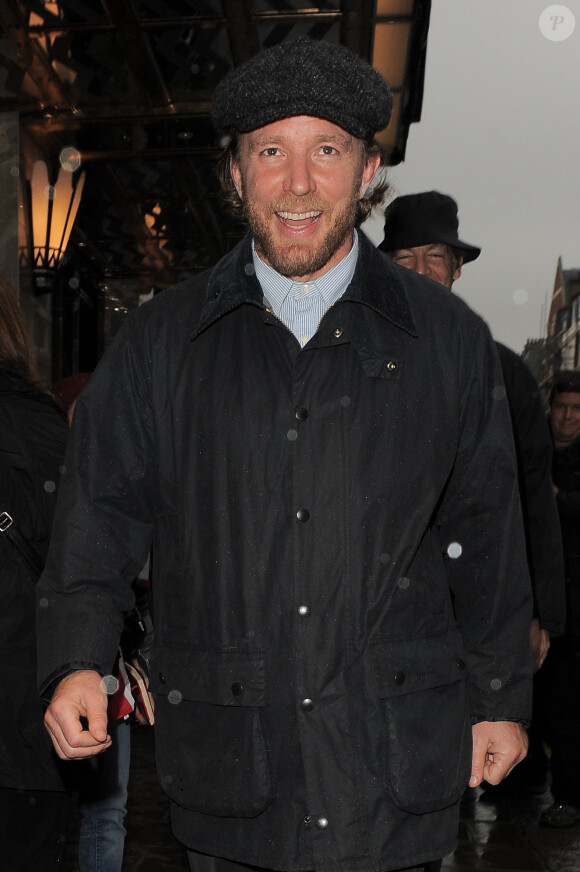 Guy Ritchie sort du Claridges hotel à Londres le 29 octobre 2014.