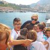 La princesse Charlene de Monaco a rencontré chaleureusement les onze écoliers lauréats du concours Snapper pour tous organisé par sa fondation et l'Institut océanographique monégasque, le 10 juin 2015, après leur sortie en mer à bord du Yerson, qui leur a permis de voir des dauphins.