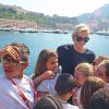 La princesse Charlene de Monaco a rencontré chaleureusement les onze écoliers lauréats du concours Snapper pour tous organisé par sa fondation et l'Institut océanographique monégasque, le 10 juin 2015, après leur sortie en mer à bord du Yerson, qui leur a permis de voir des dauphins.