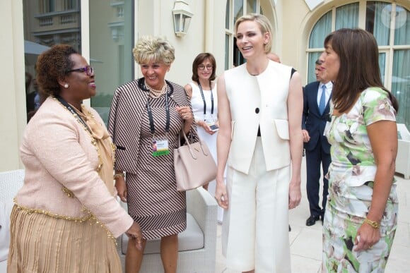 Exclusif - La princesse Charlene de Monaco entourée des participantes du Women in Leadership Summit, à Monaco le 2 juin 2015