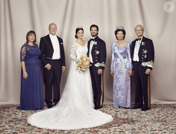 Mariage du prince Carl Philip de Suède et de la princesse Sofia (née Hellqvist), le 13 juin 2015 à Stockholm. Les mariés posent avec leurs parents Marie et Erik Hellqvist et le roi Carl XVI Gustaf et la reine Silvia. Photo officielle par Mattias Edwall pour la cour suédoise.