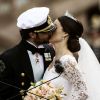 Le prince Carl Philip et sa femme Sofia Hellqvist s'embrassant dans le Logarden, le jardin du palais Drottningholm, à Stockholm, après leur procession dans les rues de la ville et avant la réception à l'occasion de leur mariage, le 13 juin 2015.