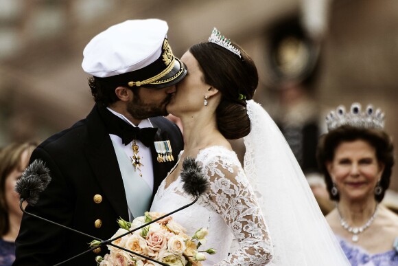 Le prince Carl Philip et sa femme Sofia Hellqvist s'embrassant dans le Logarden, le jardin du palais Drottningholm, à Stockholm, après leur procession dans les rues de la ville et avant la réception à l'occasion de leur mariage, le 13 juin 2015.