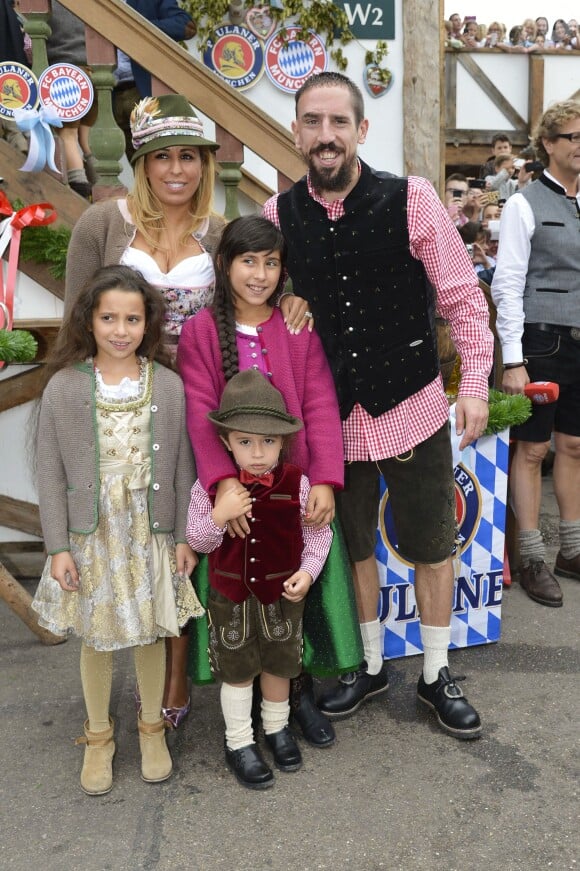 Info - Franck Ribery bientôt papa pour la quatrième fois - Franck Ribery célèbre la fête de la bière "Oktoberfest" avec sa femme Wahiba et ses enfants Salif, Shakinez et Hizya à Munich en Allemagne le 5 octobre 2014.