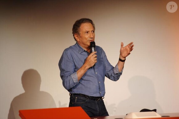 Michel Drucker à Aix en Provence, parrain de la première édition de Plumes de Stars a donné un aperçu de son spectacle " Seul avec vous". Le 13/6/2015