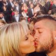 Paga et Adixia échangent un tendre baiser après avoir monté les marches du Palais des Festivals à Cannes. Le 20 mai 2015.