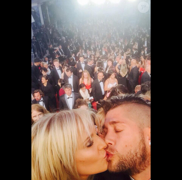 Paga et Adixia échangent un tendre baiser après avoir monté les marches du Palais des Festivals à Cannes. Le 20 mai 2015.
