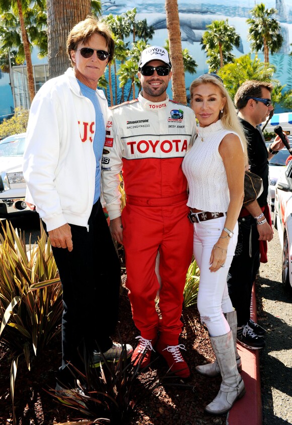 Bruce Jenner, son ex-femme Linda Thompson et leur fils Brody à la Celebrity Race of 2012 Toyota Grand Prix, dans les rues de Long Beach le 14 avril 2012