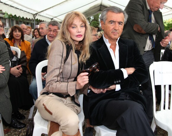 Exclusif - Arielle Dombasle et Bernard-Henri Levy posent lors de l'allocution d'hommage dédiée à Emile Zola à Médan le 6 octobre 2013.