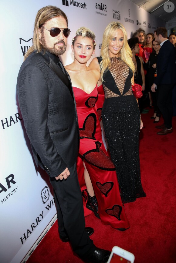 Miley Cyrus entre ses parents Billy Ray Cyrus et Tish Cyrus - Gala "AmfAR Inspiration Gala" à New York, le 16 juin 2015. 